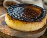 En krämig basque cheesecake med karamelliserad yta, serverad på en träskärbräda.