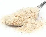 En sked med psylliumfröskal, som kan ge husk biverkningar om det inte tas med tillräckligt med vätska.