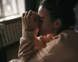En kvinna med händerna mot pannan, kanske upplever hon biverkningar av Propavan.