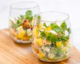 Två glas med färgglad ceviche, perfekt för ett somrigt ceviche recept med mango, koriander och chili.
