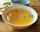 En skål med klar buljong, garnerad med gräslök. Perfekt som flytande kost vid tarmfickor.