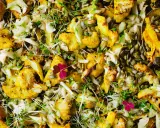 Ugnsrostad blomkål med pumpakärnor och örter, en del av en antiinflammatorisk kost.