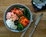 En härlig poke bowl med lax, broccoli, tomat och rivna morötter. Ett perfekt poke bowl recept för en hälsosam lunch.
