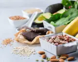 Bönor, nötter, bananer och mörk choklad – livsmedel rika på magnesium som kan hjälpa mot muskelryckningar vid magnesiumbrist.