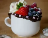 En härlig mug cake toppad med vispgrädde, jordgubbar, blåbär och hallon. Perfekt för en snabb fika!