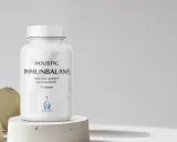 En vit burk med "Immunbalans" och "betaglukan" text. Minimalistisk design med stenar och betong.