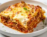 En saftig bit lasagne med köttfärssås och ost, perfekt för ett mysigt middagsrecept.