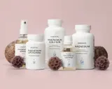 Holistic magnesiumprodukter: spray, liposomalkapslar, magnesium-kalciumkapslar, droppar och magnesiumcitratkapslar, dekorerade med stenar och torkade blommor.