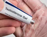 En hand i plasthandske håller en tub med testosterongel. Kan detta vara testosteron receptfritt?