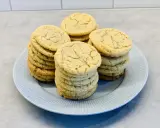 Här är en hög med hembakade kakor, perfekta för ett enkelt kakor recept. De ser så goda ut!