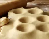Deggar för mazariner recept. Kavlad deg med fördjupningar och en degbit bredvid en kavel.