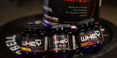 Tre små burkar med proteinpulver, Prostar 100% Whey Protein, i smakerna Mango, Chocolate Birthday Cake och Peanut Butter & Jelly. Dessa naturliga kosttillskott är perfekta för träning.
