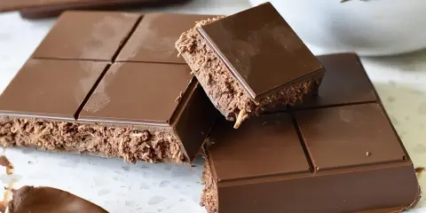 En fransk chokladtårta med krispig fyllning av kokos och choklad. En bit är uppbruten och visar den läckra insidan.