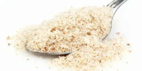 En sked med psylliumfröskal, som kan ge husk biverkningar om det inte tas med tillräckligt med vätska.