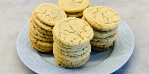 Här är en hög med hembakade kakor, perfekta för ett enkelt kakor recept. De ser så goda ut!
