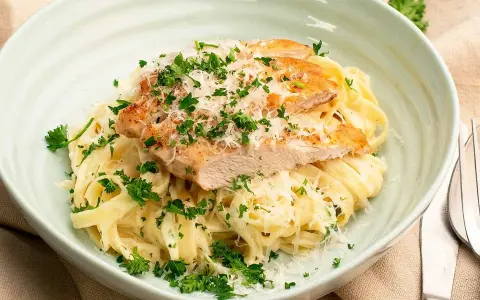 En krämig pasta alfredo med saftig kycklingfilé, toppad med riven parmesan och färsk persilja. En klassiker som alltid smakar gott.