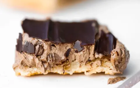 En närbild på en chokladbiskvi med krämig chokladfyllning och mörk chokladglasyr. Perfekt för ett biskvier recept.