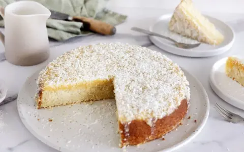 En saftig silviakaka med kokosflingor, perfekt för fikat. Detta silviakaka recept är en klassiker.