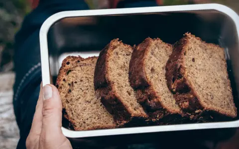 Skivor av saftig banankaka i en metallåda, perfekt för utflykten. Ett enkelt banankaka recept som alla kan lyckas med.