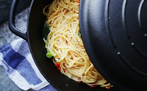 Enkel och god one pot pasta med broccoli och paprika i en gjutjärnsgryta.