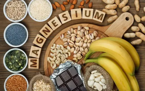 Magnesiumrika livsmedel som nötter, frön, bananer och mörk choklad kan hjälpa till att förebygga magnesiumbrist.