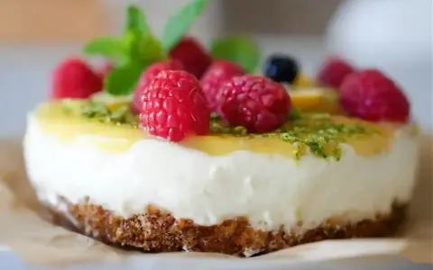 En läcker no bake cheesecake med hallon, citron och mynta. Perfekt för en somrig fika.