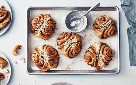 Färska kanelbullar med pärlsocker, redo att avnjutas. Ett perfekt vaniljbullar recept för fikat.