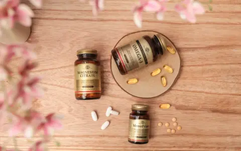 Solgar Magnesium Citrate, Omega-3 och MenoPrime-tillskott på träbakgrund. Läs om eventuella magnesiumcitrat biverkningar innan du tar.