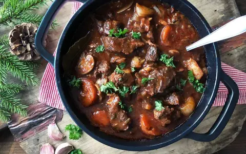 En mustig gryta med mört kött, rotfrukter och örter. Ett perfekt gryta recept för kalla dagar.