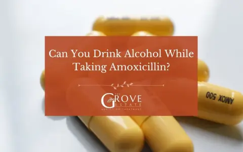 Gula kapslar med texten "AMOX 500" ligger utspridda. En orange ruta frågar: "Can You Drink Alcohol While Taking Amoxicillin?".