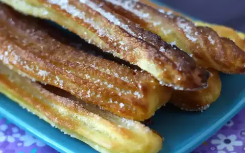 Krispiga churros med socker, perfekta för ett enkelt churros recept.