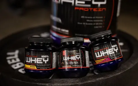 Tre små burkar med proteinpulver, Prostar 100% Whey Protein, i smakerna Mango, Chocolate Birthday Cake och Peanut Butter & Jelly. Dessa naturliga kosttillskott är perfekta för träning.