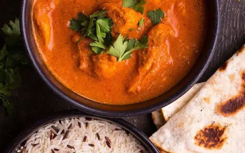 En krämig kycklingrätt med ris och naanbröd. Ett perfekt tikka masala recept för en smakrik middag.