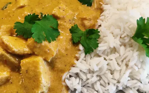 En krämig chicken korma med ris och färsk koriander. En smakrik rätt som passar perfekt för en mysig middag.