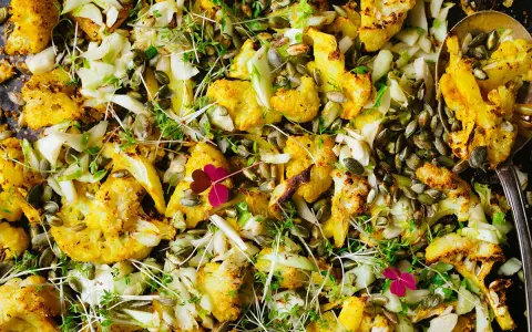 Ugnsrostad blomkål med pumpakärnor och örter, en del av en antiinflammatorisk kost.