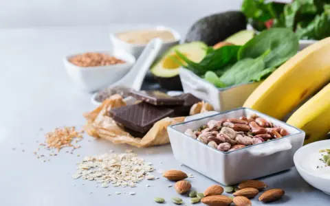 Bönor, nötter, bananer och mörk choklad – livsmedel rika på magnesium som kan hjälpa mot muskelryckningar vid magnesiumbrist.
