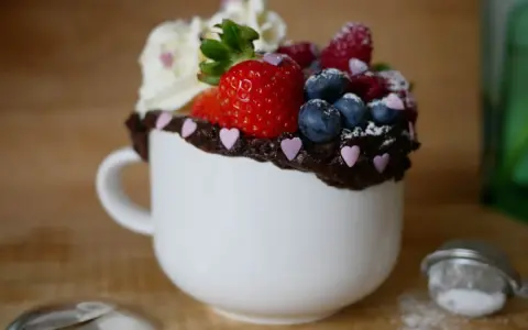En härlig mug cake toppad med vispgrädde, jordgubbar, blåbär och hallon. Perfekt för en snabb fika!