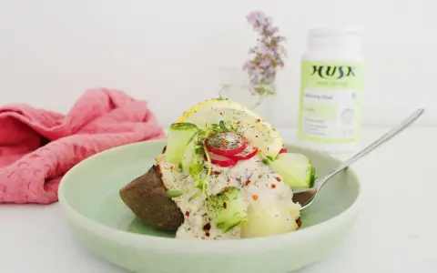 En läcker bakad potatis med krämig topping, gurka, rädisor och citron. En perfekt fodmap-vänlig måltid.