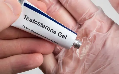 En hand i plasthandske håller en tub med testosterongel. Kan detta vara testosteron receptfritt?