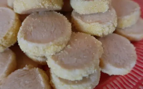 Små, runda kakor med socker runt kanterna. Perfekt för fikat, undrar vad man kan baka mer?
