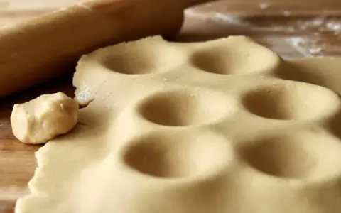 Deggar för mazariner recept. Kavlad deg med fördjupningar och en degbit bredvid en kavel.