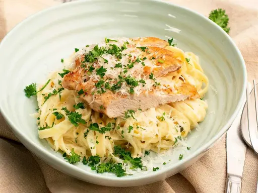 En krämig pasta alfredo med saftig kycklingfilé, toppad med riven parmesan och färsk persilja. En klassiker som alltid smakar gott.