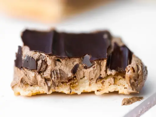 En närbild på en chokladbiskvi med krämig chokladfyllning och mörk chokladglasyr. Perfekt för ett biskvier recept.
