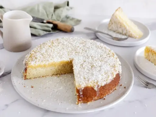 En saftig silviakaka med kokosflingor, perfekt för fikat. Detta silviakaka recept är en klassiker.
