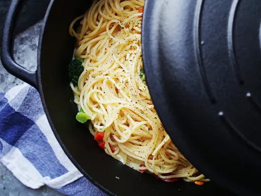 Enkel och god one pot pasta med broccoli och paprika i en gjutjärnsgryta.