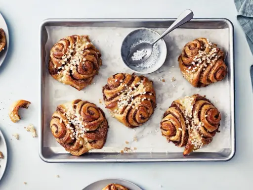 Färska kanelbullar med pärlsocker, redo att avnjutas. Ett perfekt vaniljbullar recept för fikat.