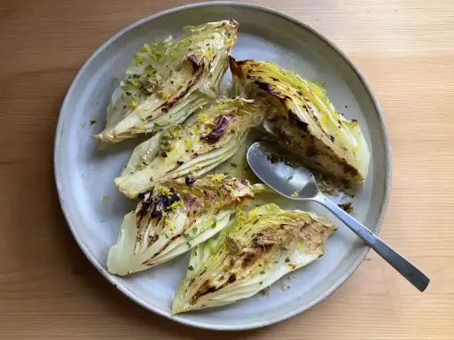 Ugnsrostad spetskål med citron och örter. Enkelt och nyttigt!