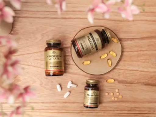 Solgar Magnesium Citrate, Omega-3 och MenoPrime-tillskott på träbakgrund. Läs om eventuella magnesiumcitrat biverkningar innan du tar.