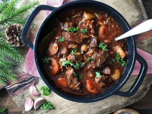 En mustig gryta med mört kött, rotfrukter och örter. Ett perfekt gryta recept för kalla dagar.