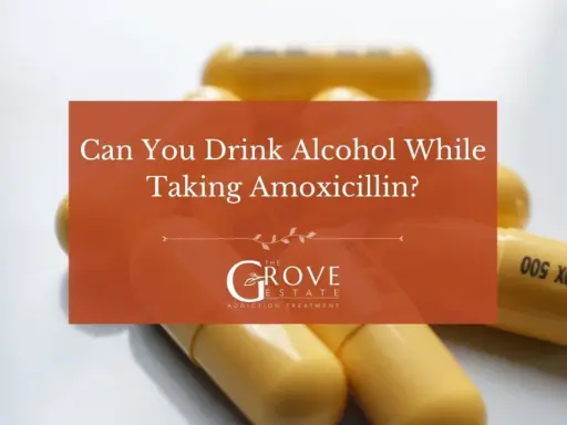 Gula kapslar med texten "AMOX 500" ligger utspridda. En orange ruta frågar: "Can You Drink Alcohol While Taking Amoxicillin?".